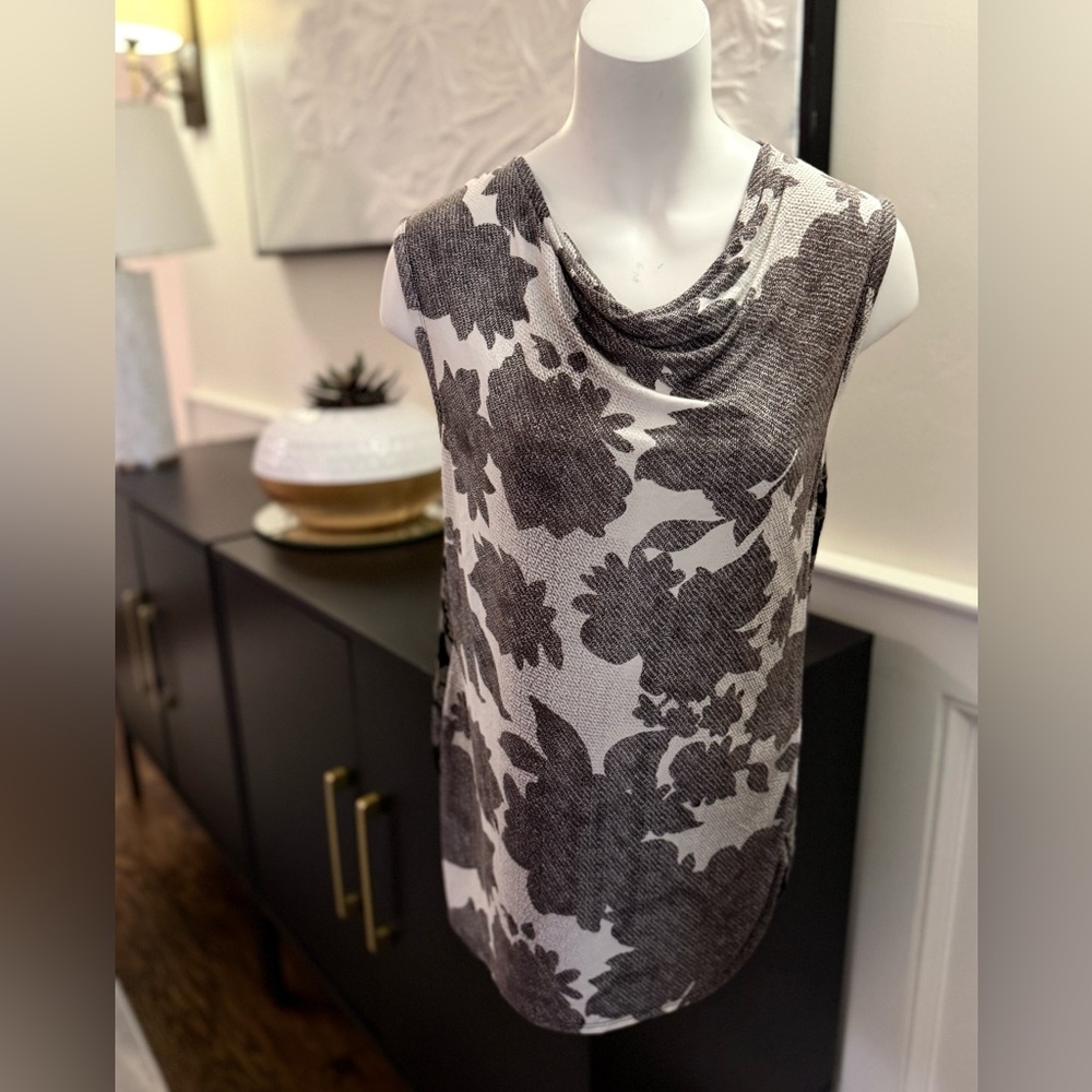 CAbi Gray and White Floral Top‎